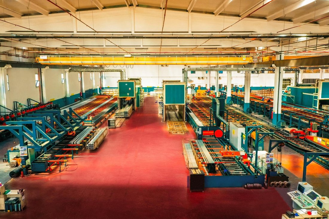 Kenan Metal extrusion line and cooling tables