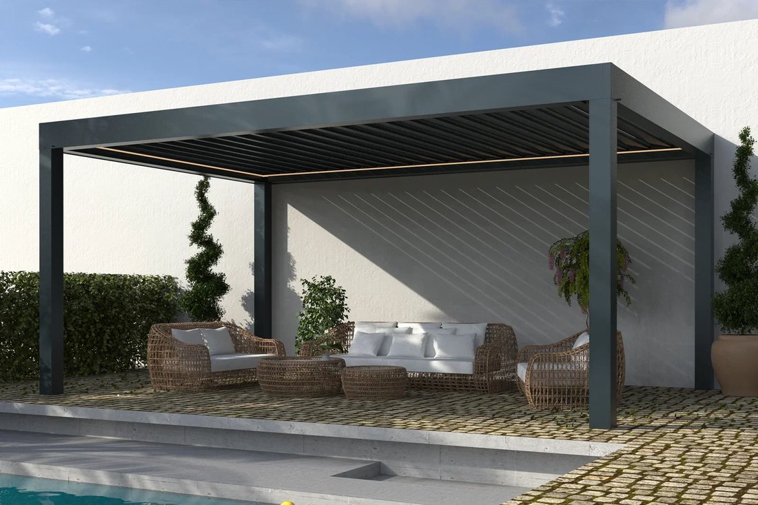 Bioclimatic pergola with closed louvers and perimeter beam made with Kenan Metal profiles