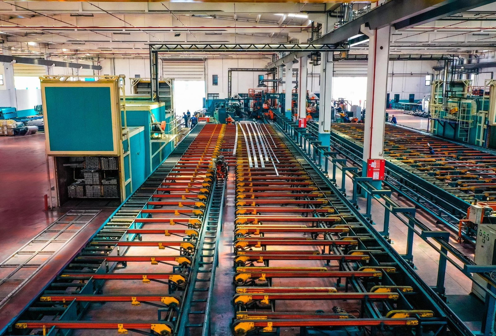 Kenan Metal extrusion press line - cooling and stretching line for aluminum profiles leaving the die